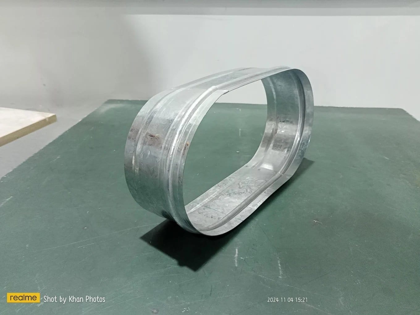 Flat oval duct sleeve